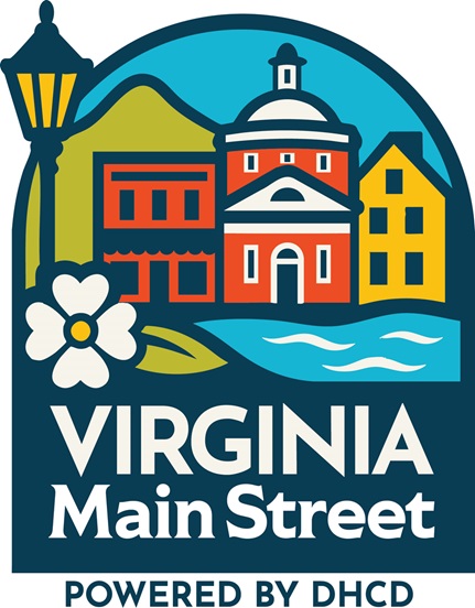 Virginia 主要街道標誌 - 一個簡單的城市區塊，旁邊有河流和 3 棟建築物，左側有燈柱和山茱萸花。深藍色背景上的白色文字寫著：「Virginia 主要街道 - 由 DHCD 提供支援」